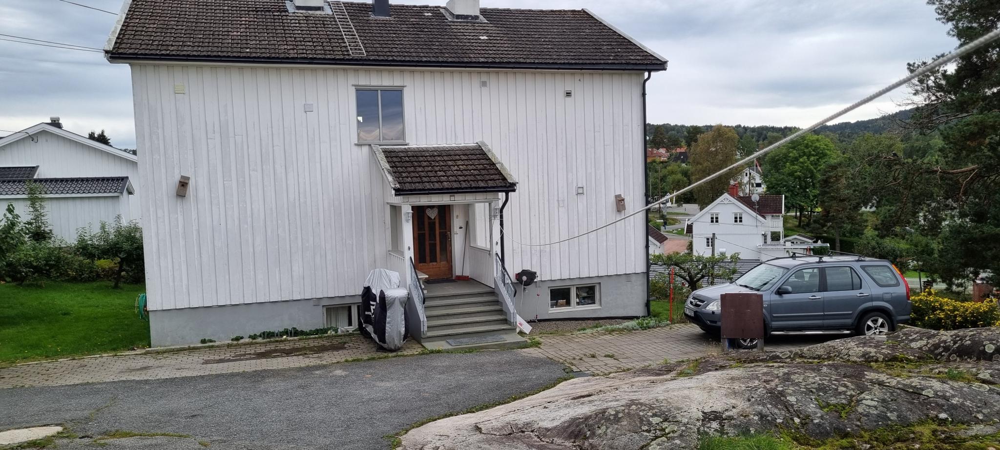 Felles inngang med parkeringsplass